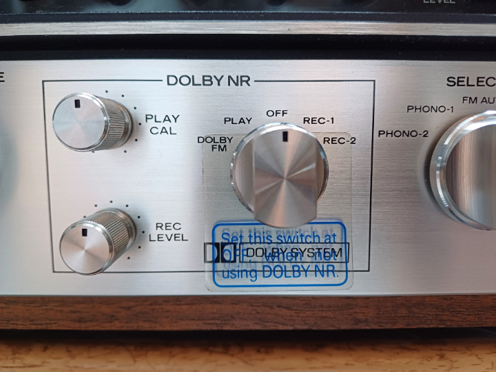 Dolbyschalter, mit noch vorhandenem originalem Kunststoffetikett. Wobei dieser natürlich heute kaum noch Verwendung findet, Dolby NR eventuell für die Ausnahme auf einem Bandgerät ohne Dolby Funktion und Dolby FM gab es in Europa nie.