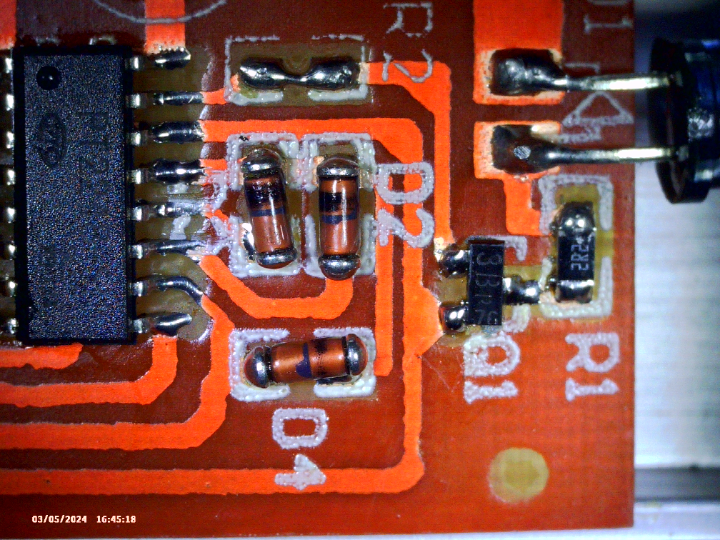 SMD Transistor getauscht und Platine von Flussmittelrückständen gereinigt.