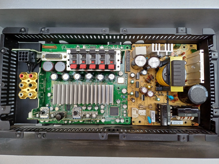 Im Inneren, zwei große Platinen, rechts das Netzteil (Power Board) und links das Mainboard mit den sechs Class D Endstufen unter dem Alu Kühlkörper.